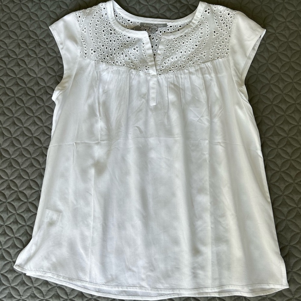 Daniel Rainn Kiara Eyelet Detail Top, M